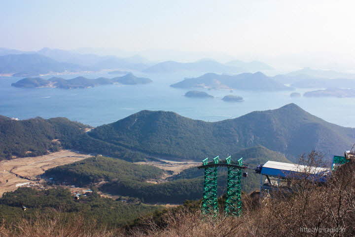 케이블카 하차장과 한려수도 전경입니다.