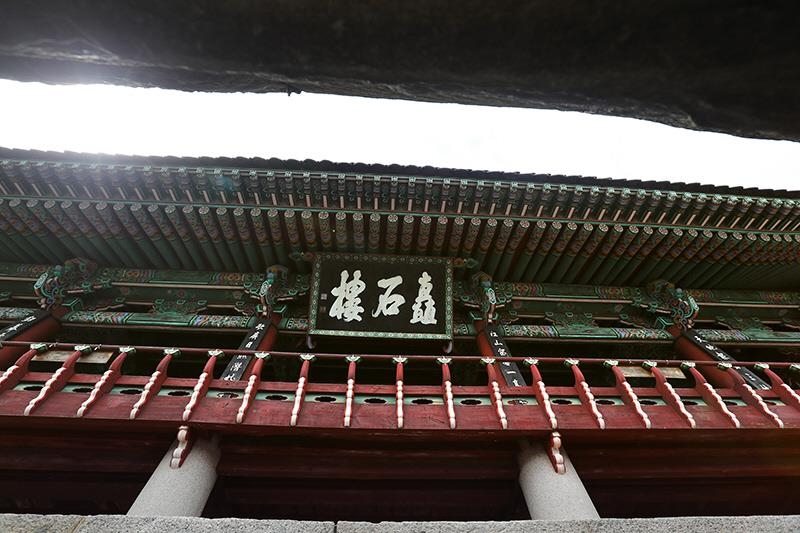 남강과 함께 보이는 진주성 촉석루입니다.