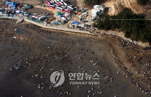 기름으로 뒤덮인 태안 앞바다 자료사진