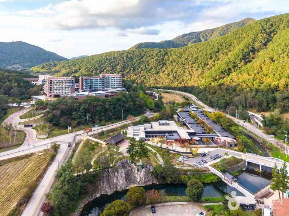 250 m of mildly alkaline hot spring water in Suanbo before crossing Joryeong Pass