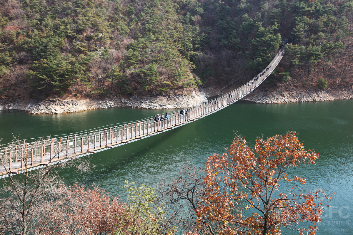 제천 옥순봉 출렁다리와 옥순대교 일대 전경입니다.