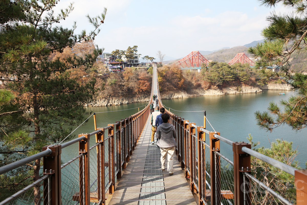 청풍호를 바라보는 제천 옥순봉 출렁다리 전경입니다.