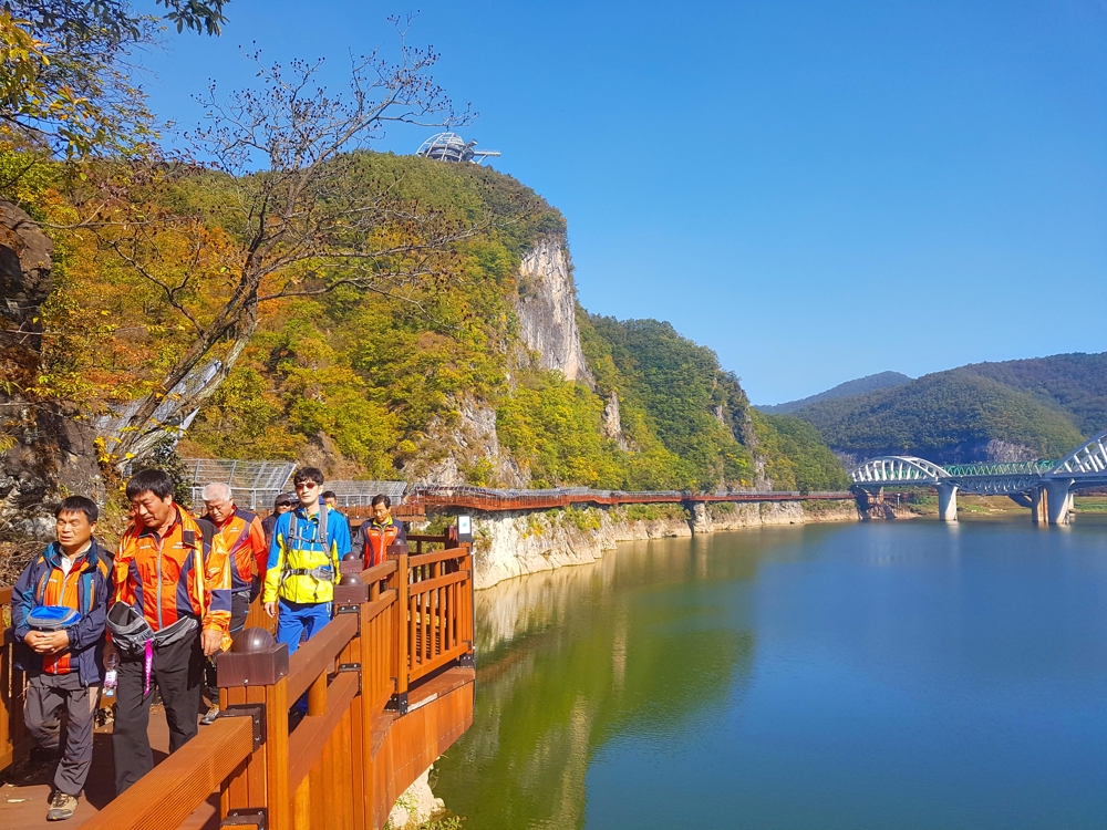 Danyanggang Jando: An 800-Meter Walk Along the Namhangang Cliffs from Sangjin Bridge to Mancheonha