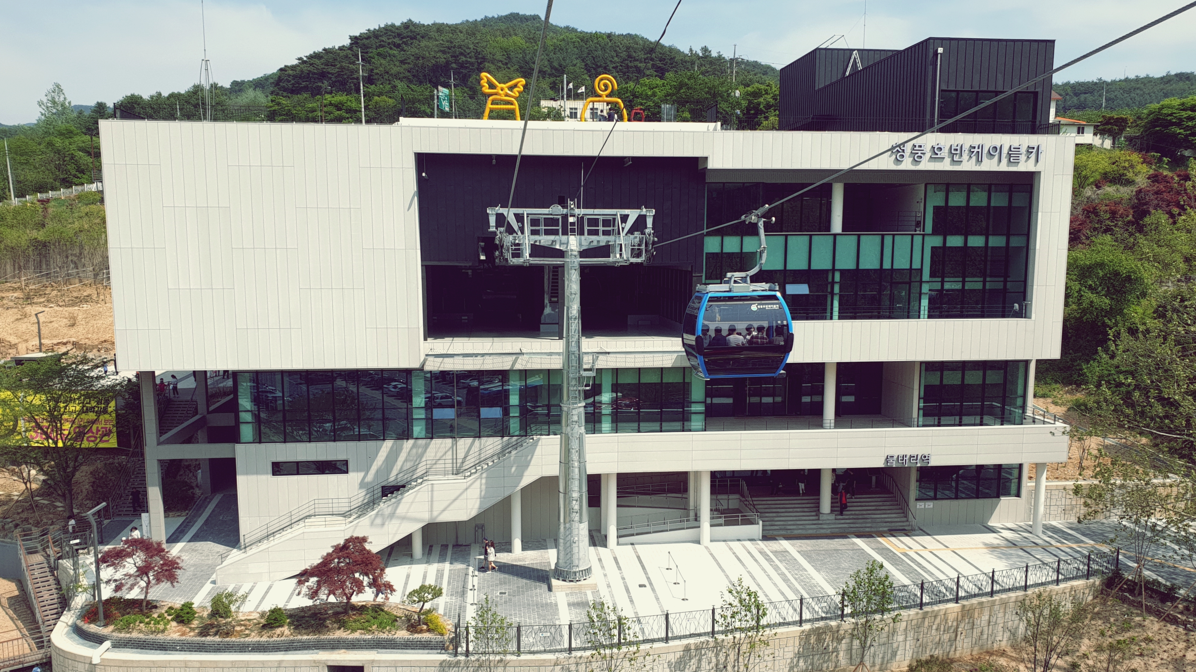 Jecheon's Aerial Route Across Cheongpung Lake: 10 Minutes to the 531 m Summit of Bibongsan Mountain