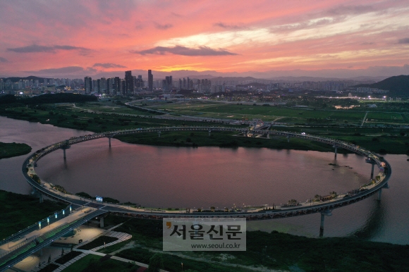 한글 1446년을 원으로 새긴 세종 금강보행교