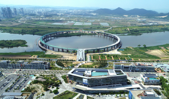세종 금강보행교 전경입니다.