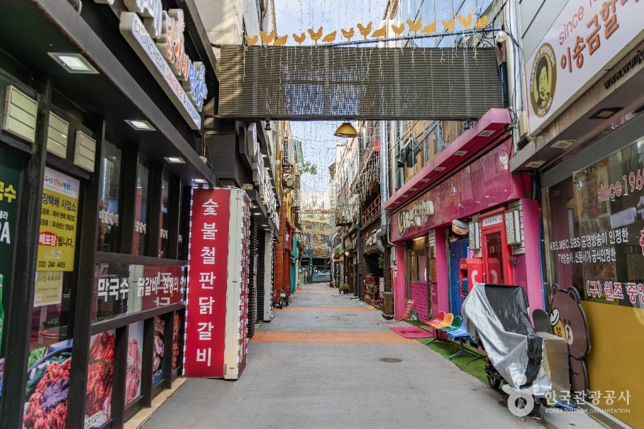 춘천 명동 상권 주변 모습입니다.