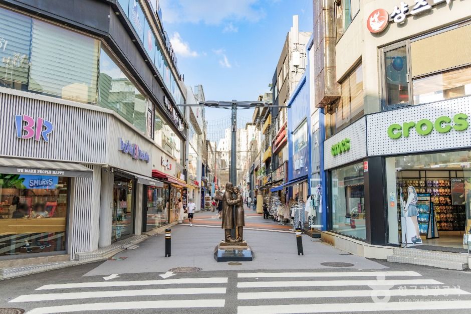 춘천 명동거리의 거리 풍경입니다.