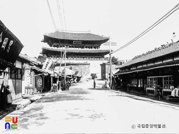 수원 화성 팔달문 전경입니다.