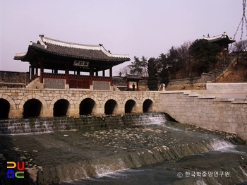 수원 화성 화홍문입니다.