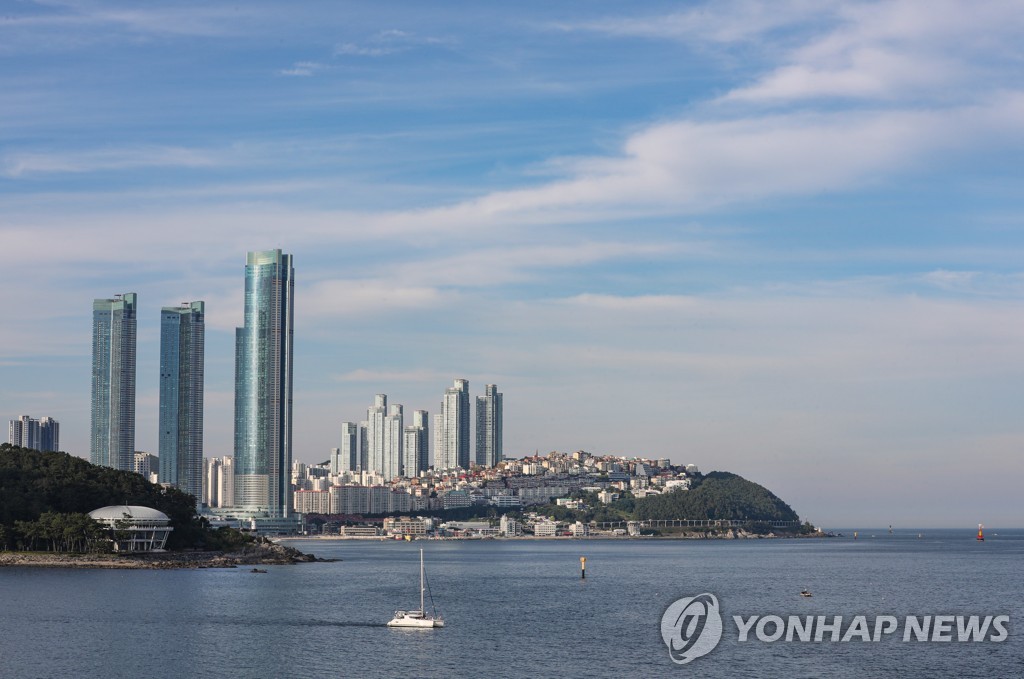From the Beach Opened in 1965 to Dongbaek Island: A 1.5 km Walk in Haeundae