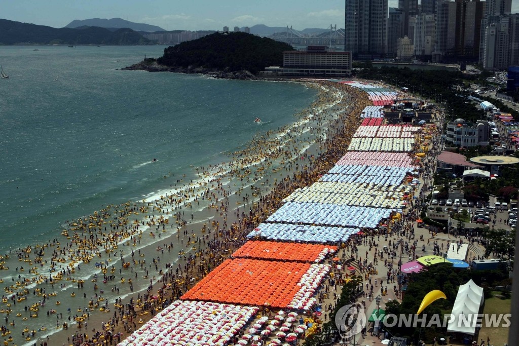 2008년 8월 해운대해수욕장의 파라솔 풍경입니다.