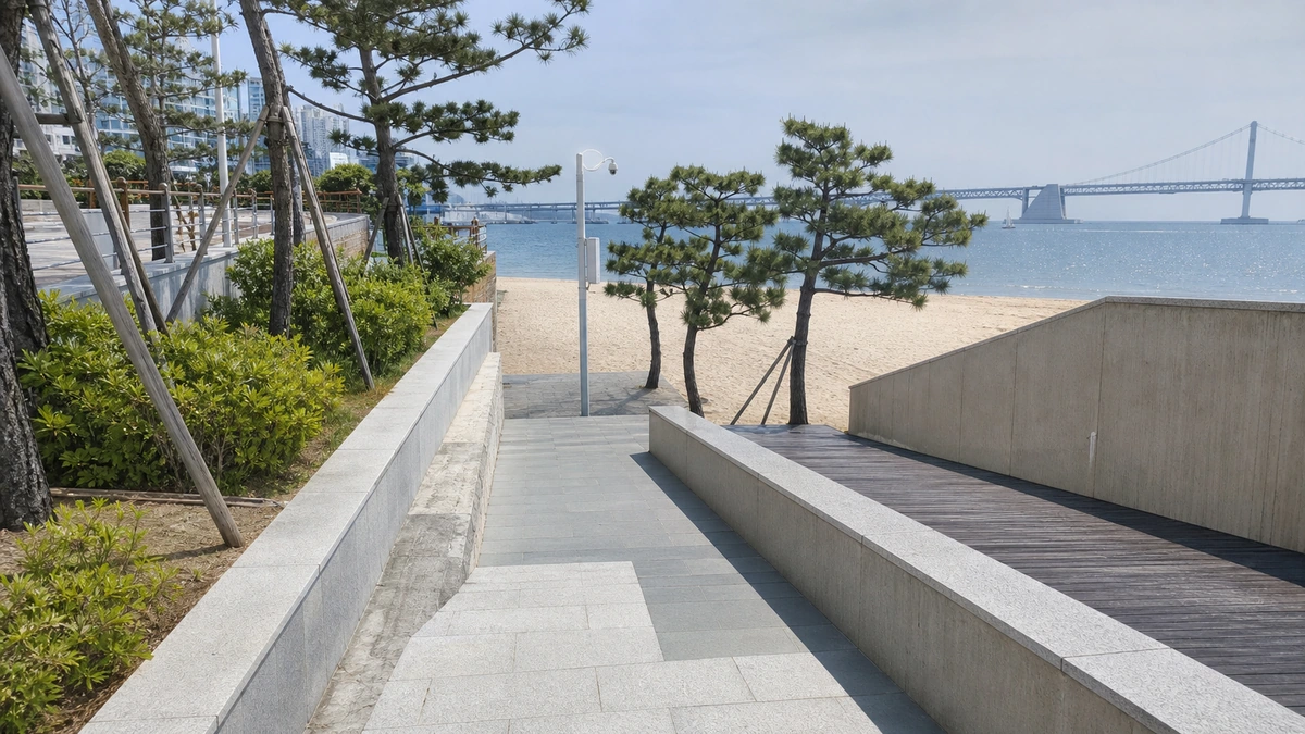 광안리해수욕장 산책로에서 모래사장으로 내려가는 진입로입니다.