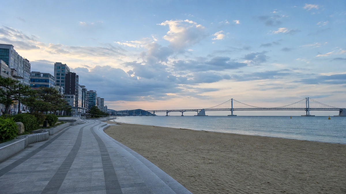 광안리해수욕장 백사장과 도심을 잇는 해변 산책로입니다.