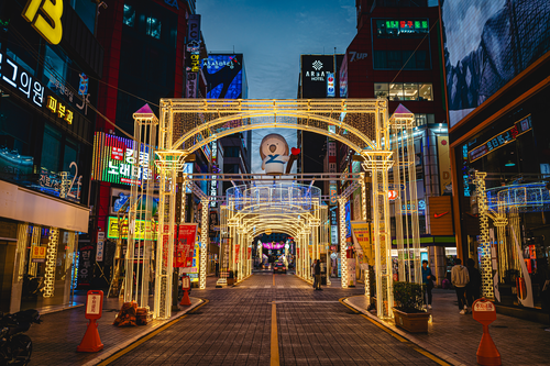 부산 서면 상권의 거리 모습입니다.