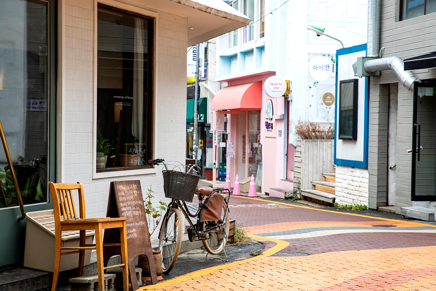 전포카페거리의 상점가 전경입니다.
