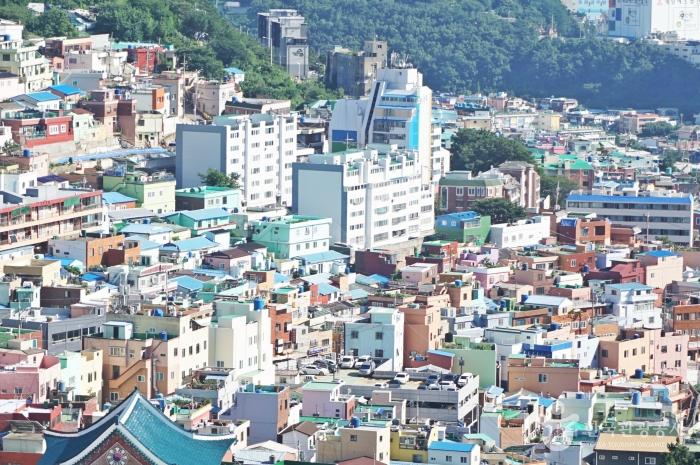 한국관광공사 여행기사에서 제공한 감천문화마을 이미지입니다.