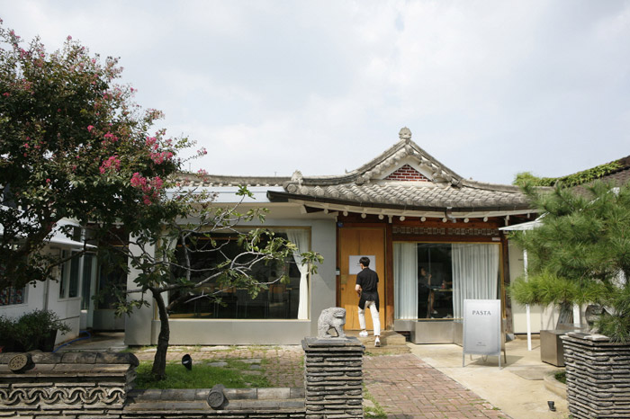 한옥을 리모델링한 동명동 카페입니다.