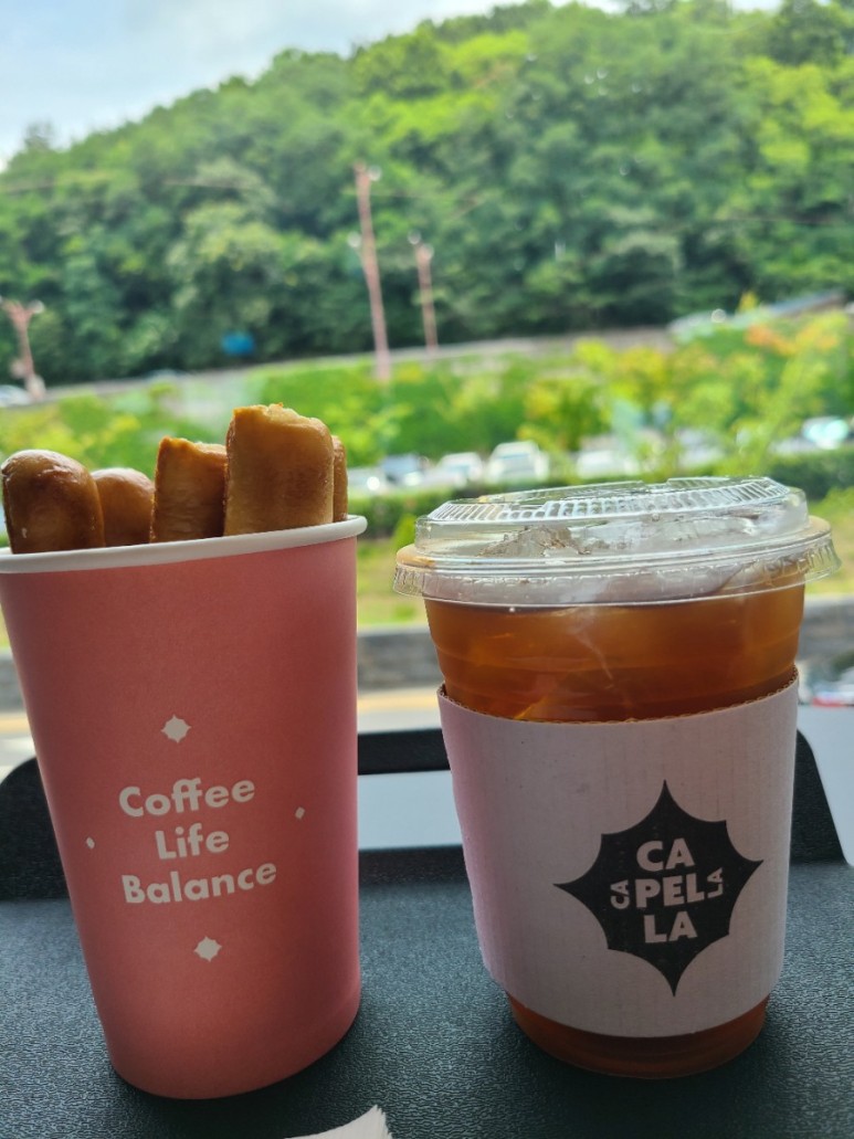 앞산 인근 카페 건물 전경입니다.