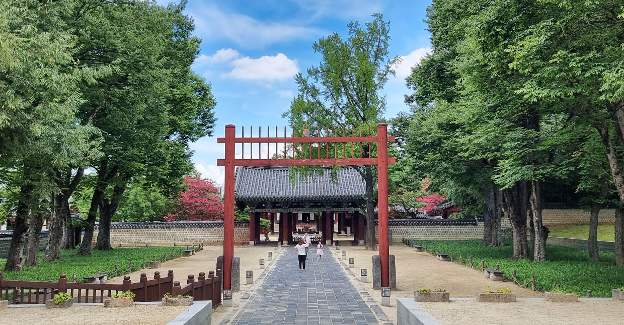 전주 한옥마을의 경기전 모습입니다.