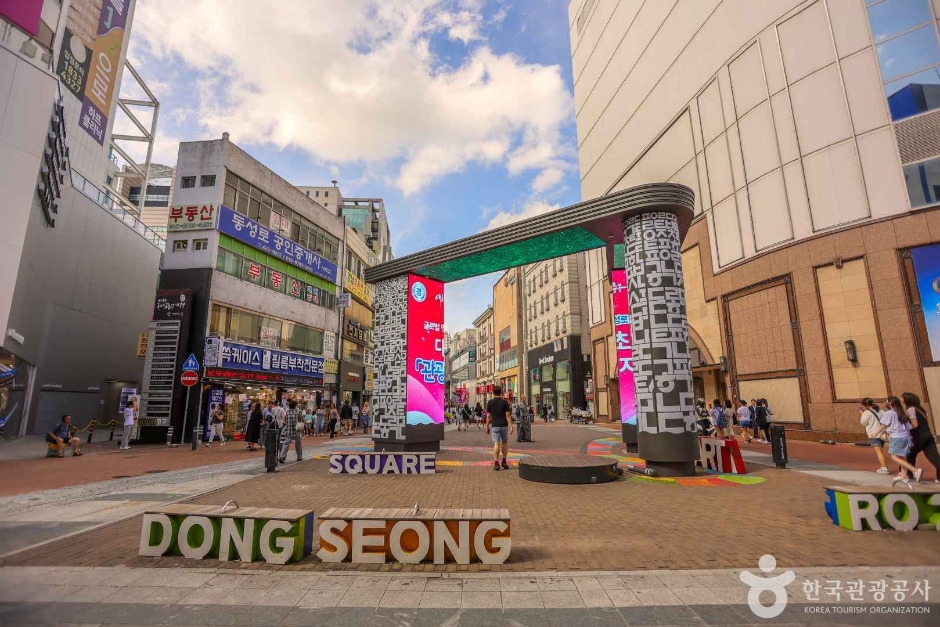1907년 성벽 자리에 생긴 900m, 대구 동성로를 읽는 법
