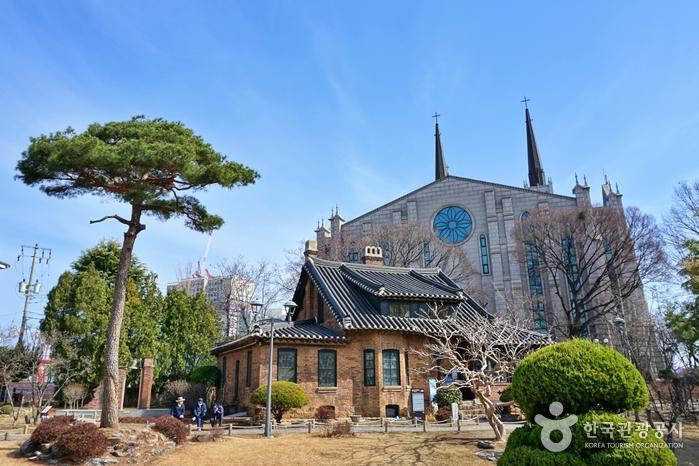 대구 근대골목의 계산성당 전경입니다.