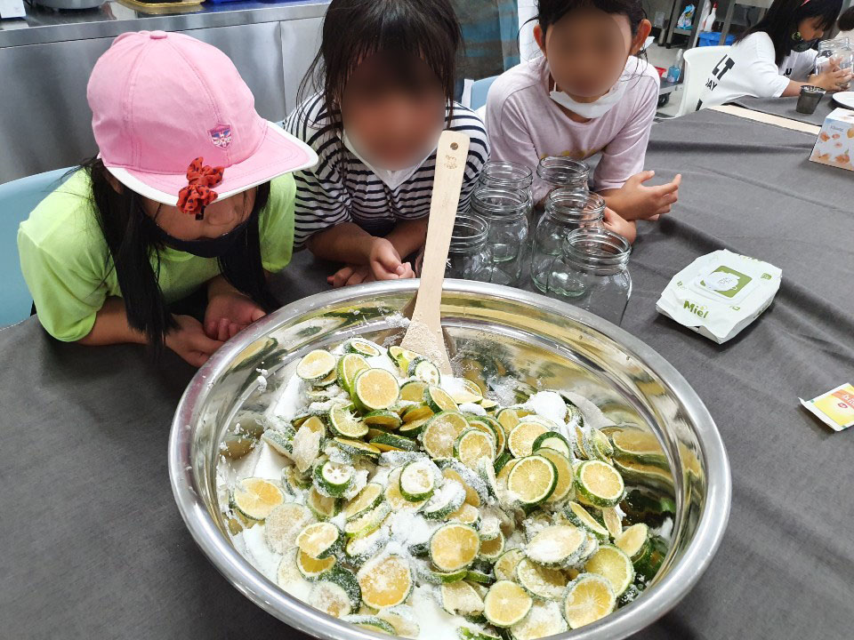 와흘메밀마을 농촌체험휴양센터 먼나머루 건물과 주변 풍경