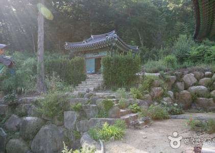 국청사 경내 건물과 마당을 담은 사진