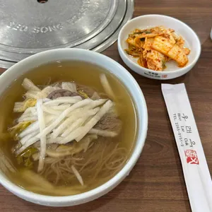사기그릇에 담긴 우래옥의 평양냉면