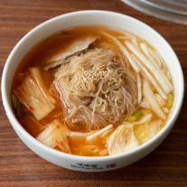 우래옥 식사의 한 장면을 보여주는 사진