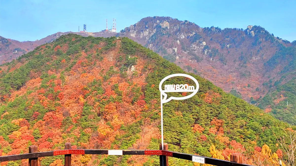 팔공산 자락에 자리한 사찰과 가을 산세
