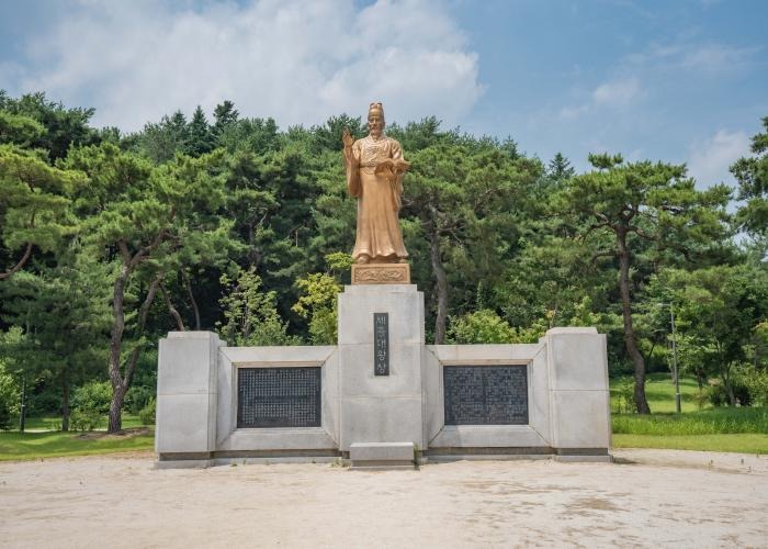 세종대왕릉 진입로의 안내 표지판과 참배로