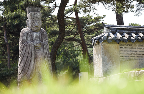 영릉 인근 숲길에서 바라본 왕릉 주변 경관