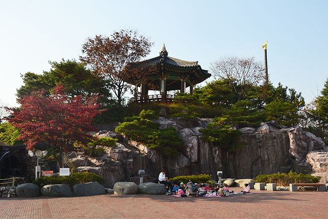 경기도박물관 전시동 외벽을 담은 사진