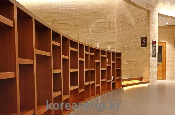 아쿠아필드 고양의 넓은 복도 모습이다.