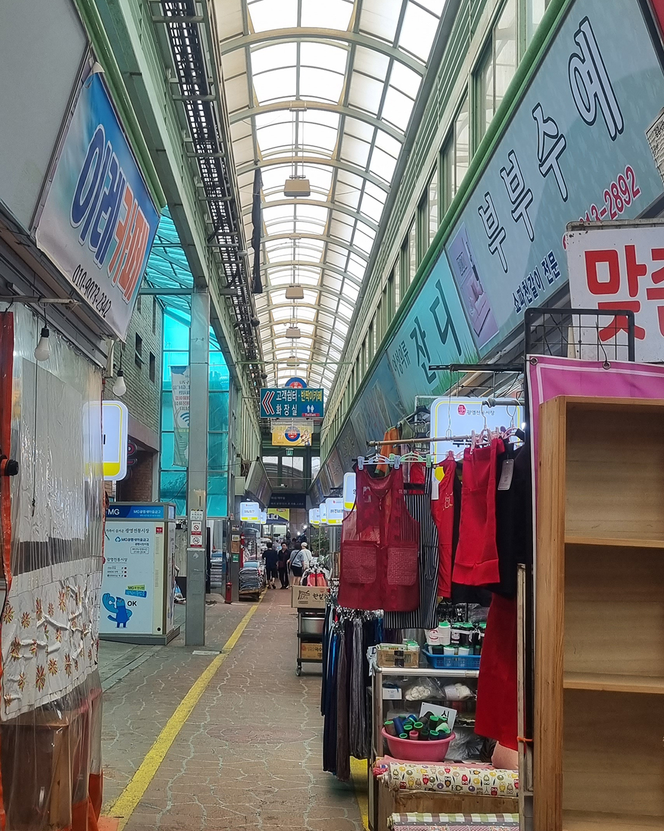 광명사거리역 인근 광명전통시장 거리 풍경