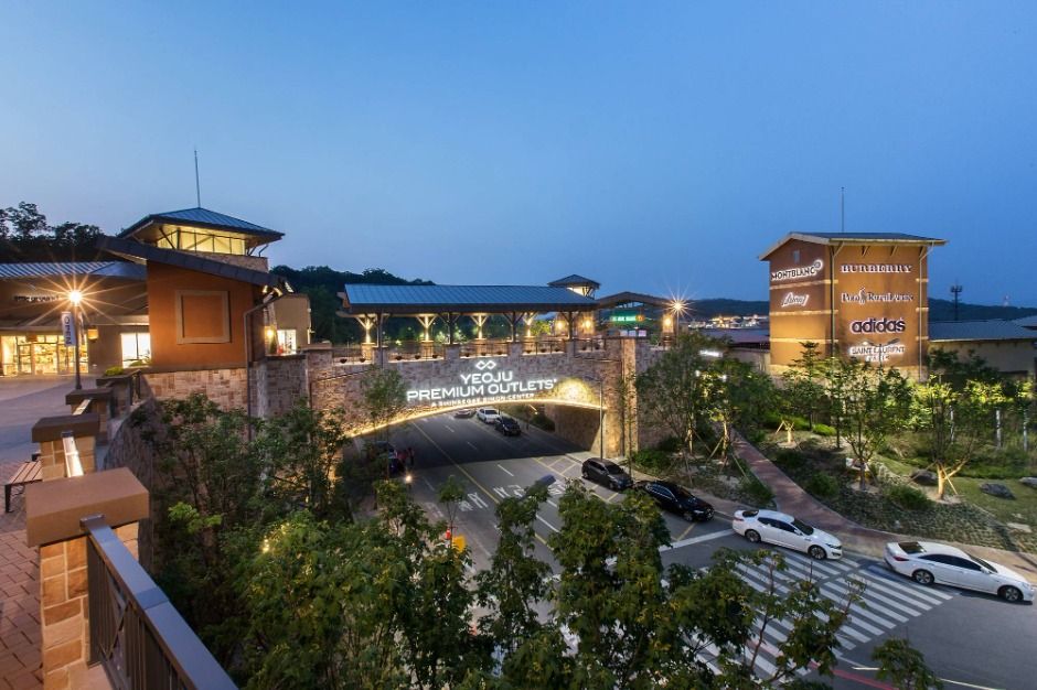 여주 프리미엄 아울렛 주차 구역과 이동 통로