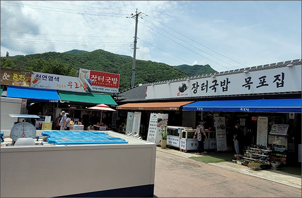 화개장터에서 판매 중인 향토 먹거리.