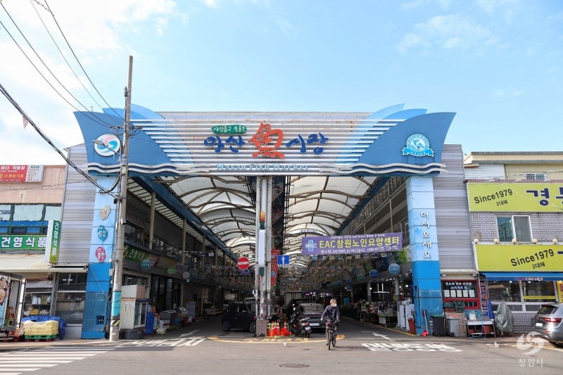 마산어시장 상점 앞에 진열된 각종 생선과 수산물 좌판