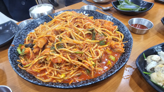 매콤한 양념으로 조리된 마산식 생아귀찜