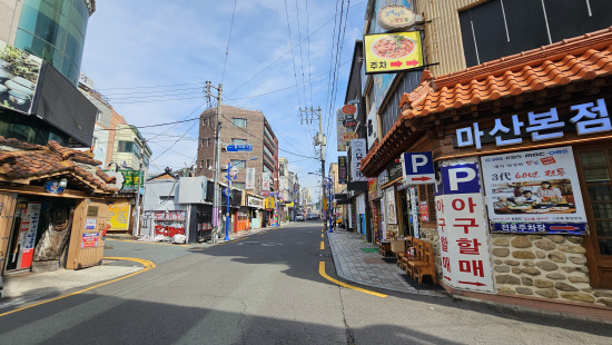 아귀찜 전문점 간판이 늘어선 오동동 골목 풍경