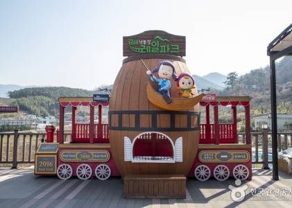 다수의 레일바이크가 대기하고 있는 출발역 모습