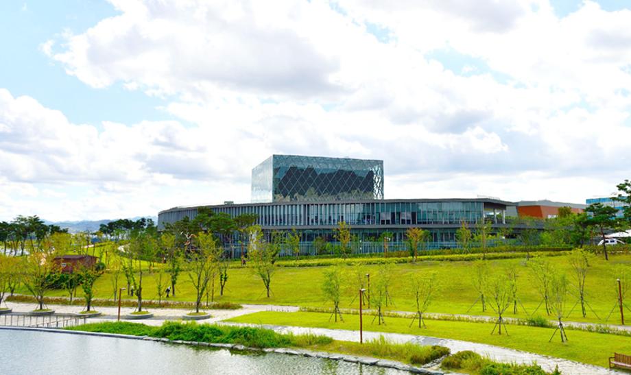 250 Dasom-ro, Records of Korean Presidents in a Glass Cube — Presidential Archives