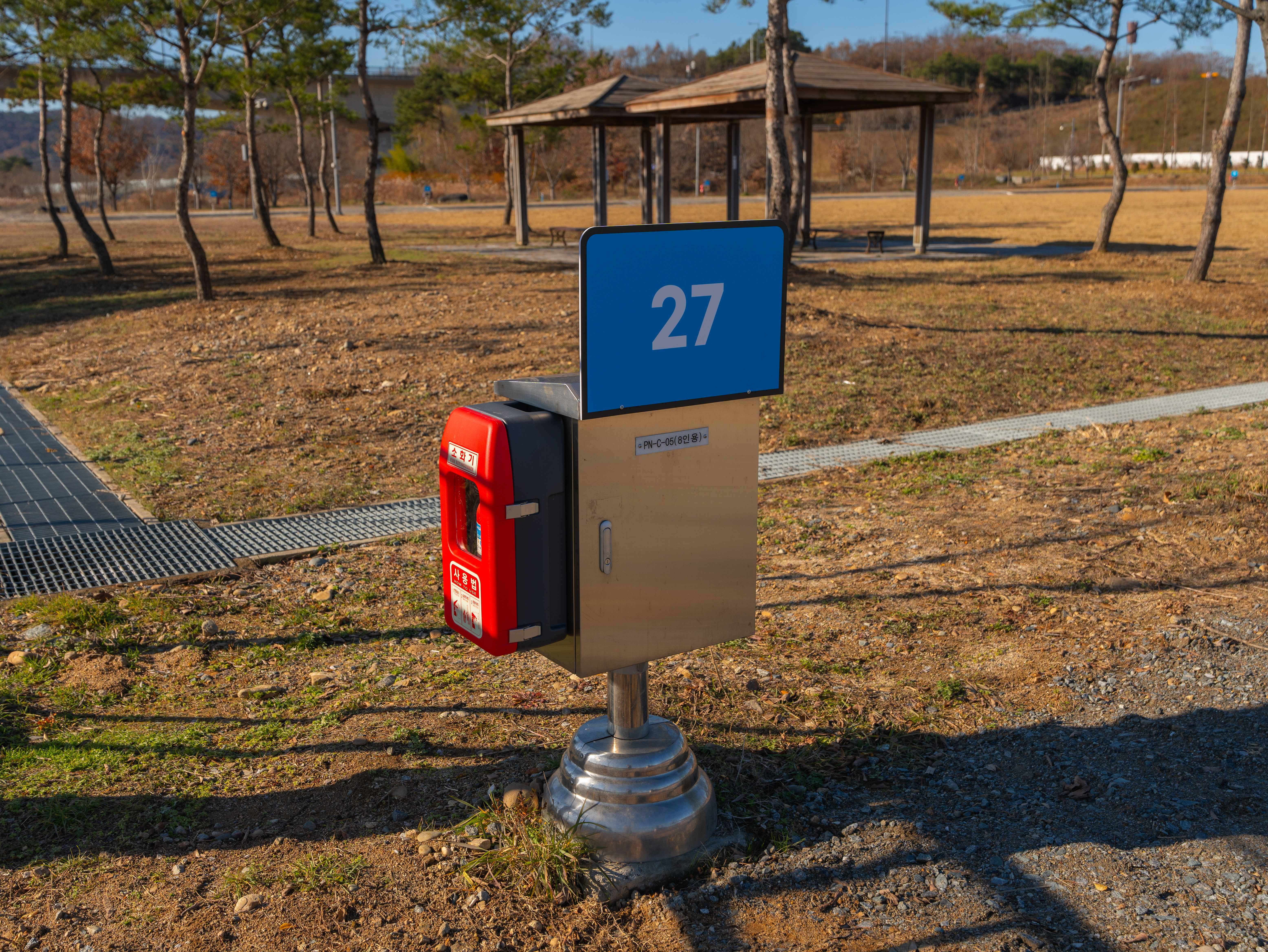 합강캠핑장 진입로 주변 자전거도로와 강변 산책로 모습