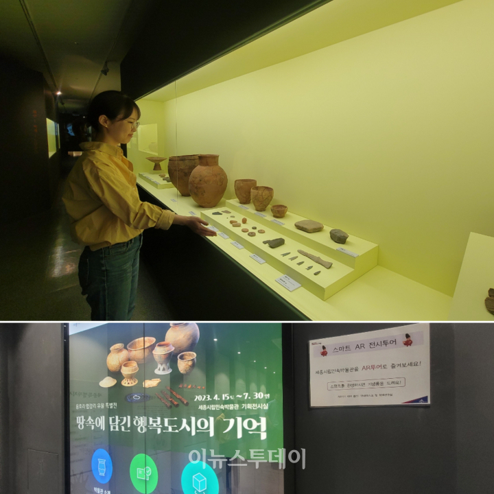 전시된 유물에 대해 관람객에게 설명하는 박물관 담당자의 모습