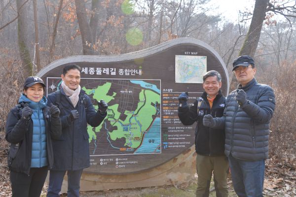 원수산 정상부에 놓인 정상석과 쉼터