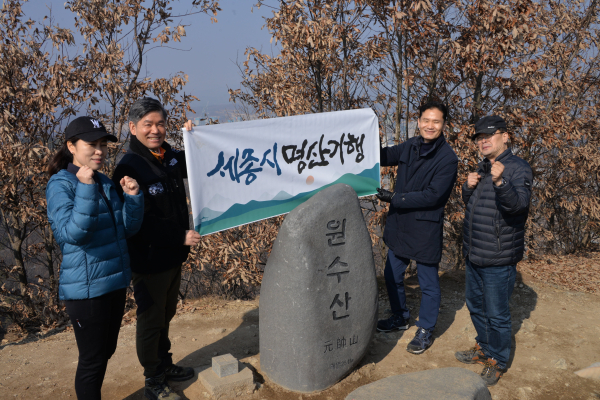 덕성서원 코스 초입의 완만한 숲길