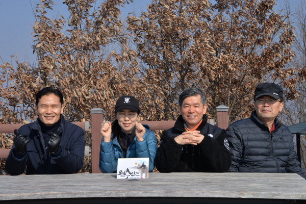 정상으로 오르는 급경사 돌길 구간