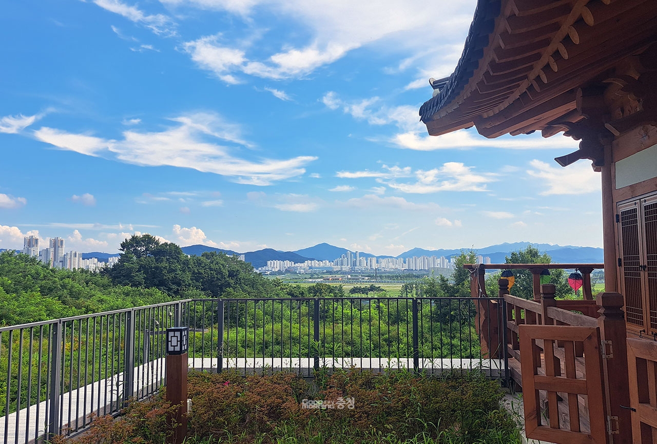 Sejong Traditional Culture Experience Center on the Slopes of Jeonwolsan Mountain