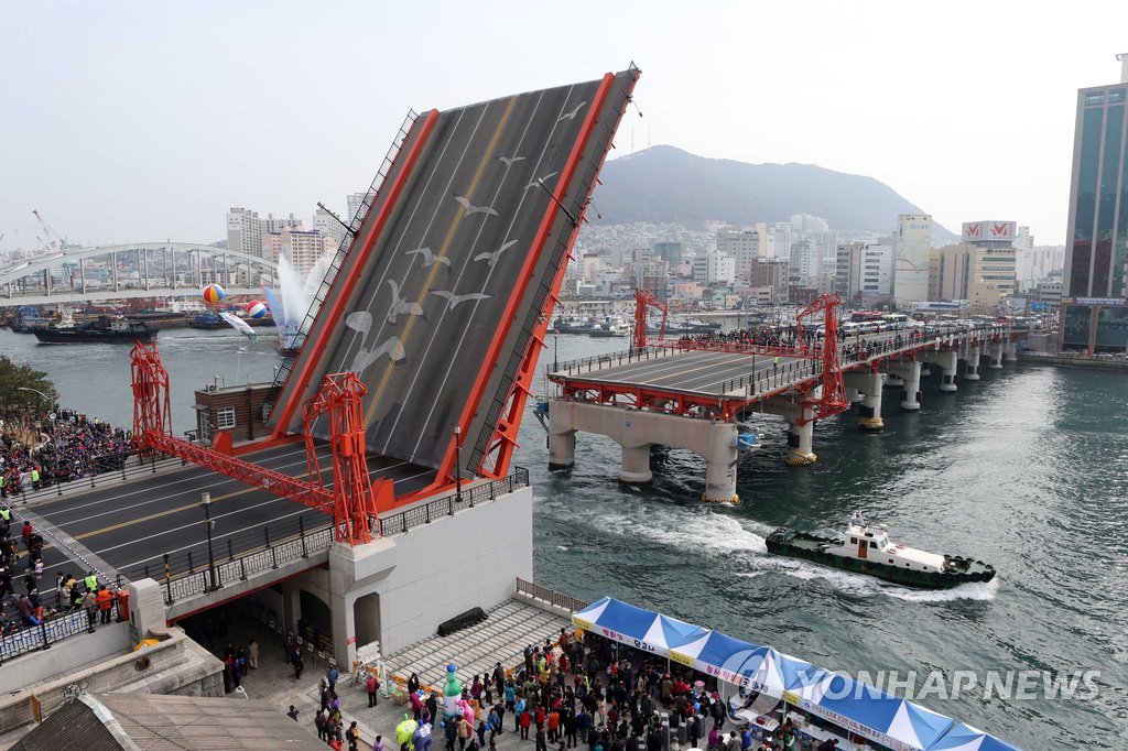 상판이 들어 올려진 부산 영도대교 모습입니다.
